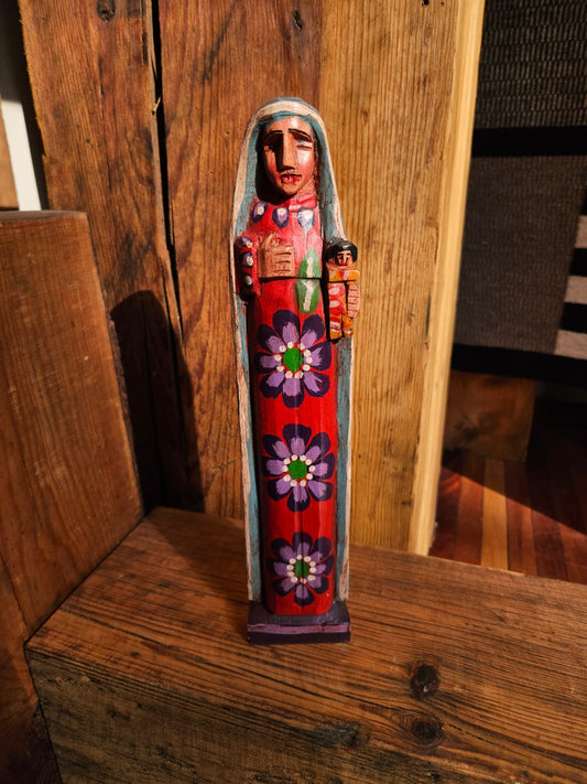 Virgen de madera tallada